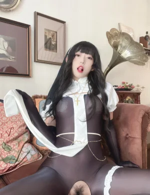 《透明修女》｜Money冷冷 · 61张写真、2 个视频