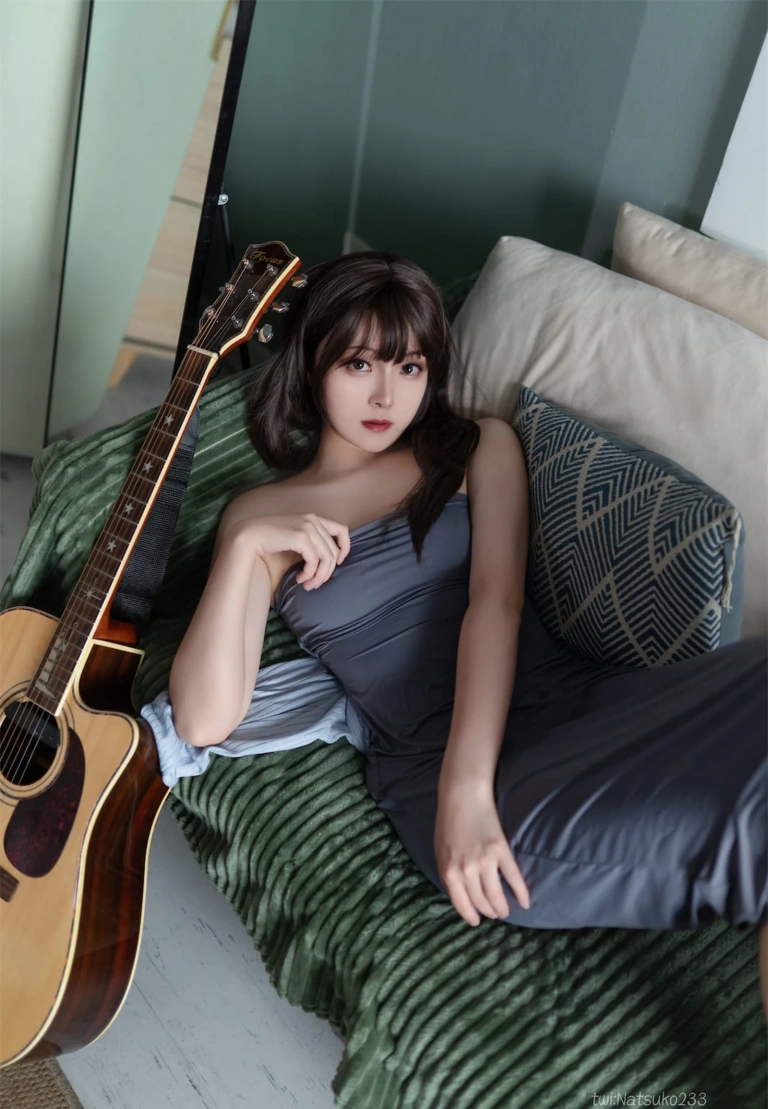 《吉他妹妹》｜Natsuko_夏夏子 · 48张写真