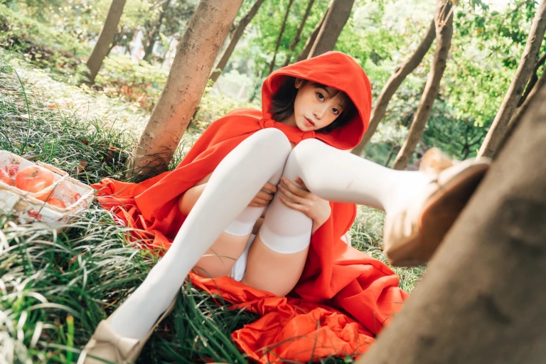 《大红帽》｜奈汐酱nice · 31张写真、2 个视频