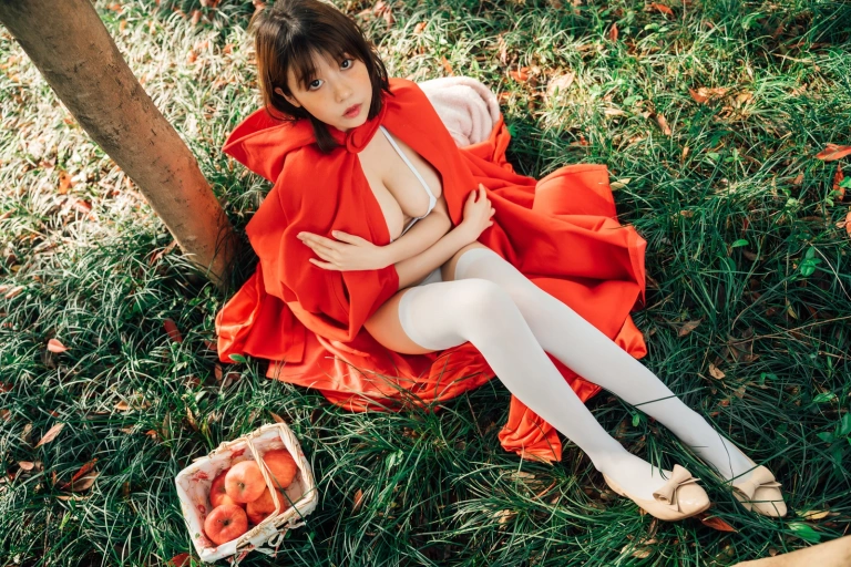 《大红帽》｜奈汐酱nice · 31张写真、2 个视频