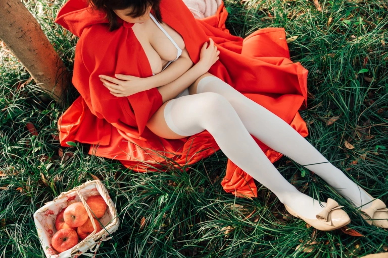 《大红帽》｜奈汐酱nice · 31张写真、2 个视频
