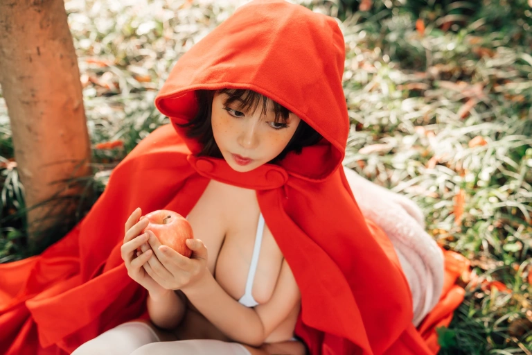 《大红帽》｜奈汐酱nice · 31张写真、2 个视频