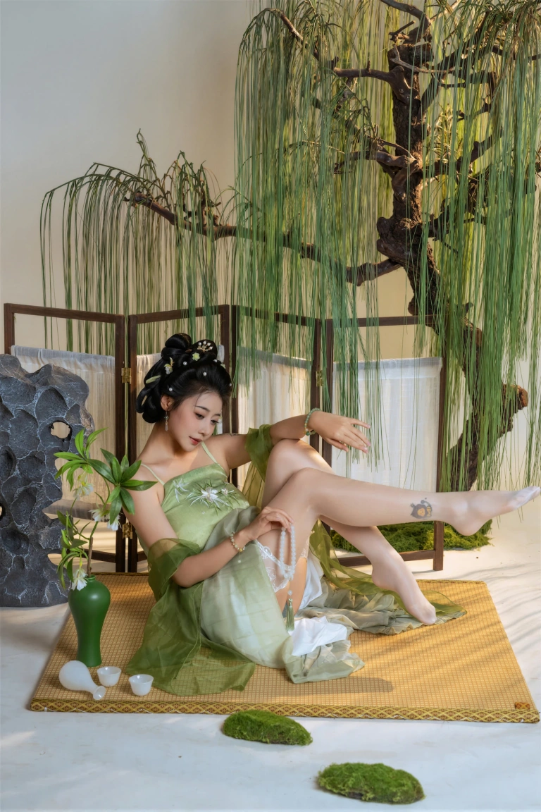《拾翠》｜奈汐酱nice · 90张写真、1 个视频