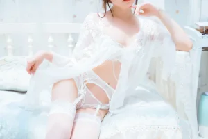 《玻璃房少女》｜香草喵露露 · 76张写真