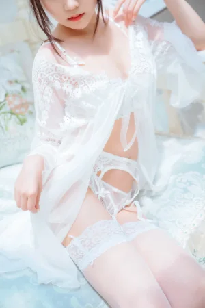 《玻璃房少女》｜香草喵露露 · 76张写真