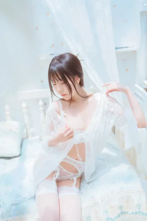 《玻璃房少女》｜香草喵露露 · 76张写真