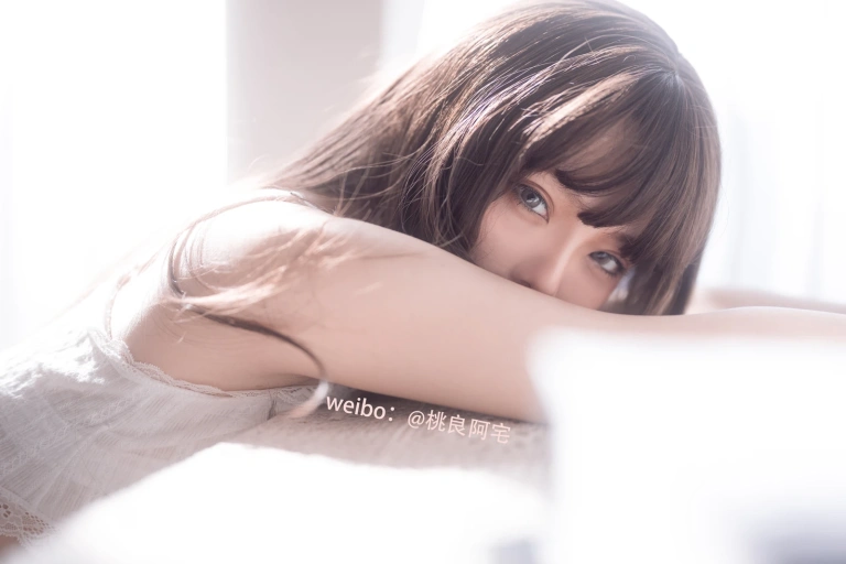 《吊带》｜桃良阿宅 · 30张写真