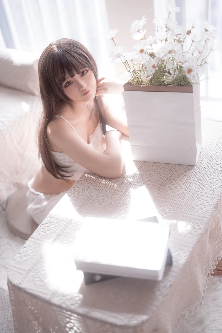 《吊带》｜桃良阿宅 · 30张写真