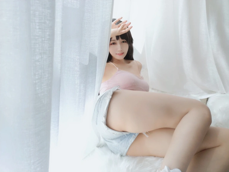 《粉色吊带》｜小仓千代 · 30张写真