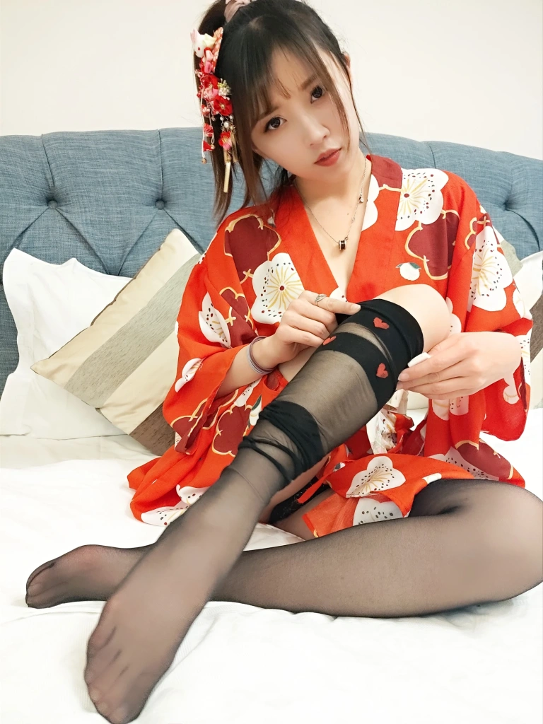 《黑丝和服》｜小女巫露娜 · 44张写真