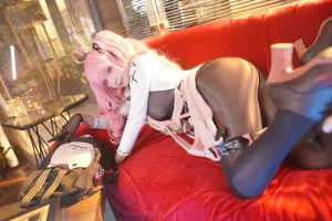 《交错战线卡提那》｜小和甜酒 · 86张写真、1 个视频