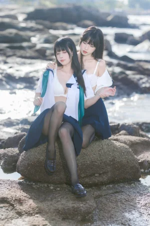 《水手服百合黑丝》｜三無人型&不呆猫 · 51张写真、1 个视频