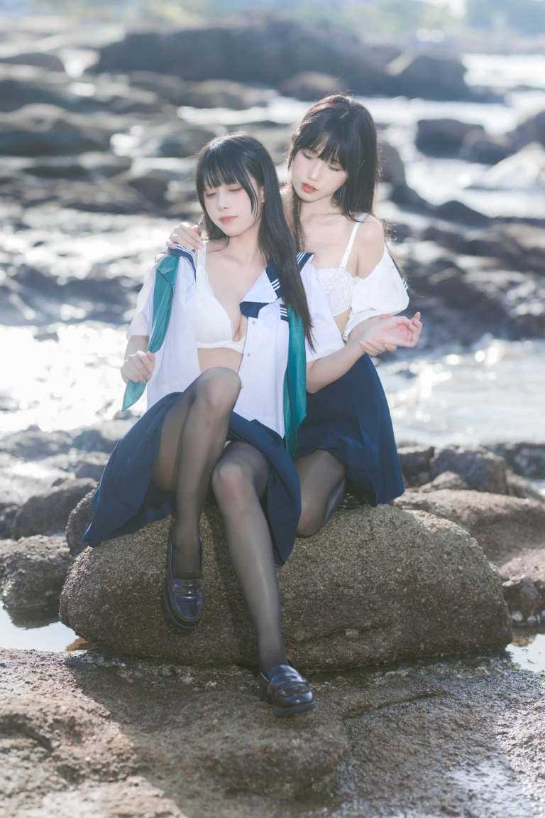 《水手服百合黑丝》｜三無人型&不呆猫 · 51张写真、1 个视频