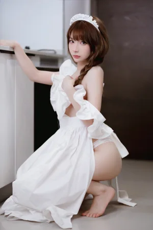 《果体围裙》｜是三不是世 · 62张写真