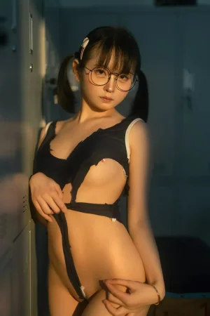 《午间更衣室》｜幼水铃衣 · 75张写真