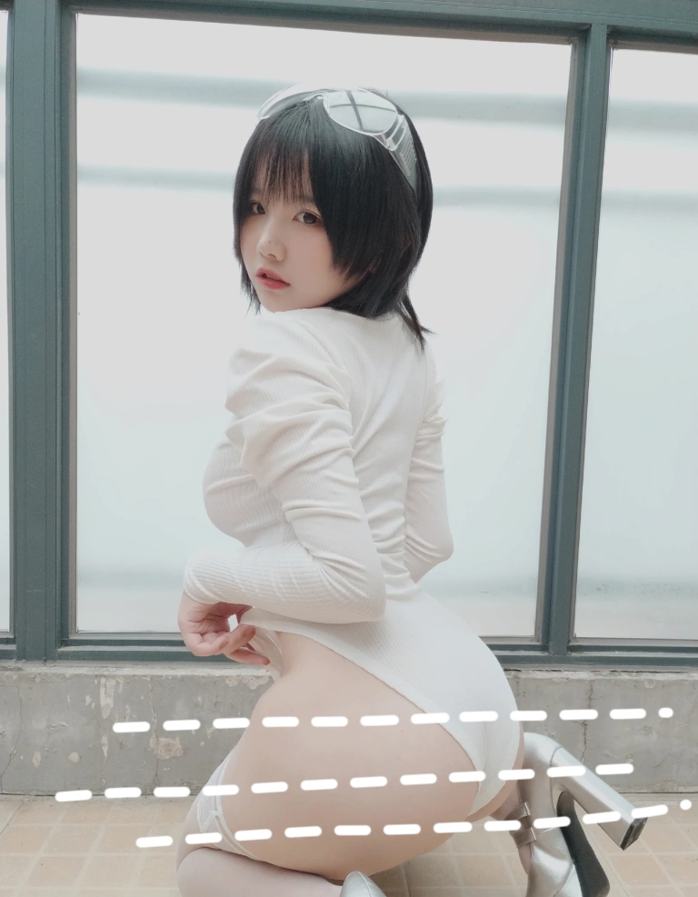 《白色肉感》｜阿半今天很开心 · 9张写真