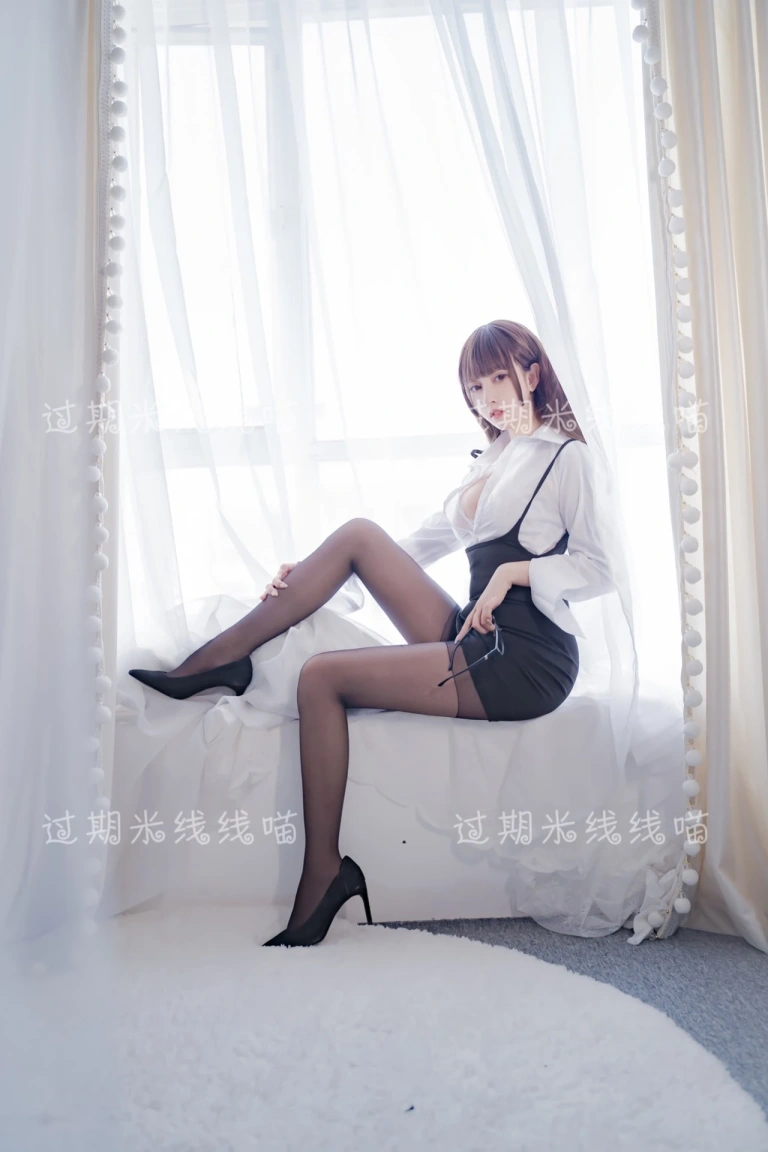 《白色ol》｜过期米线线喵 · 40张写真
