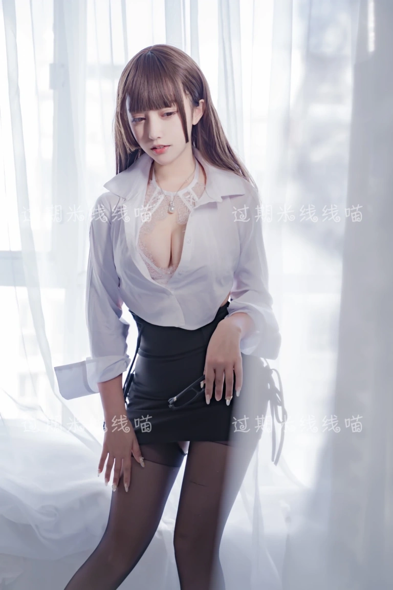 《白色ol》｜过期米线线喵 · 40张写真