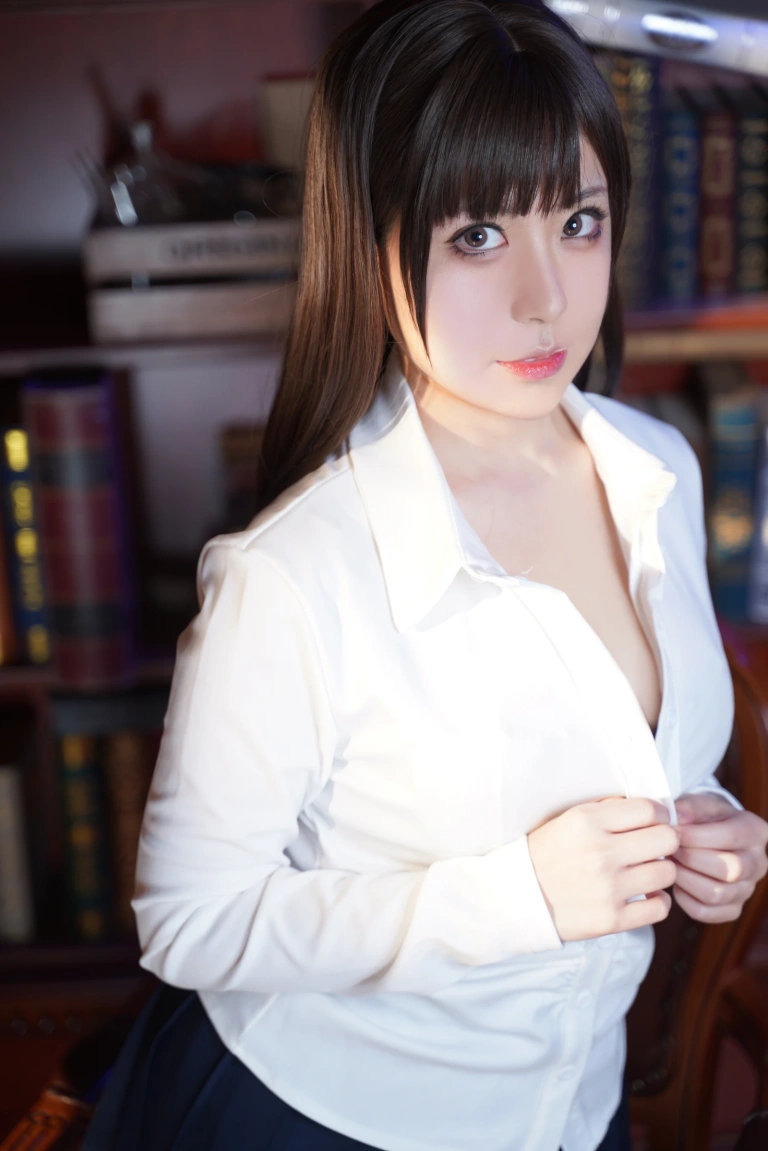 《书房姐姐》｜虎森森 · 31张写真