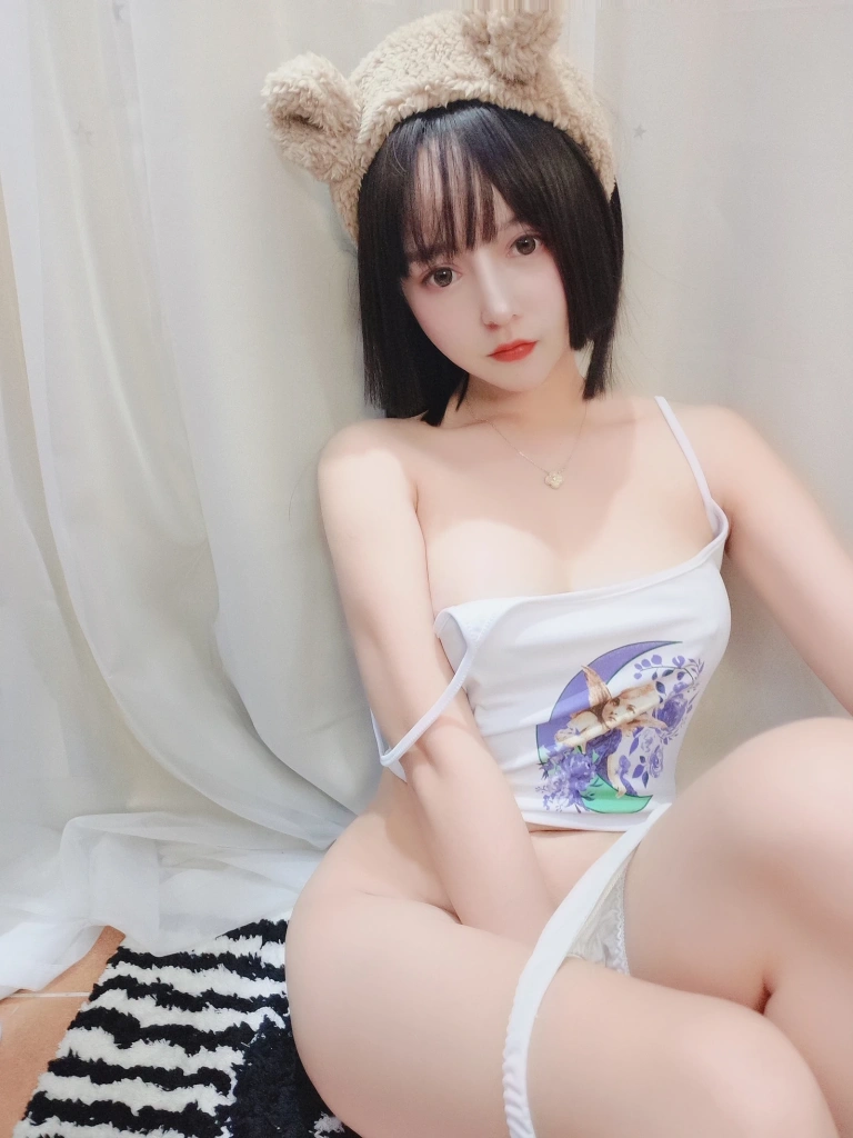 《白色吊带》｜过期米线线喵 · 36张写真