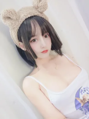 《白色吊带》｜过期米线线喵 · 36张写真