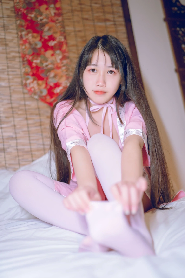 《粉红》｜不呆猫 · 14张写真