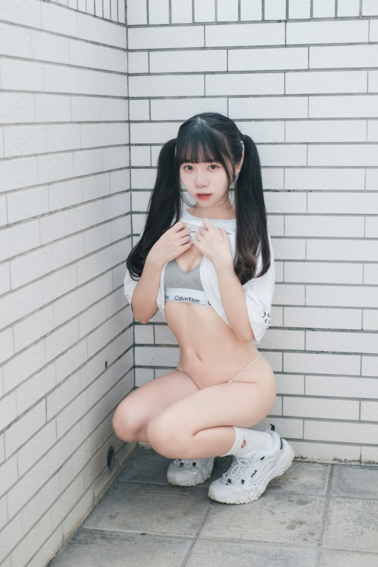 《捕獲一隻沒穿褲褲の小白兔🐰》｜可可小白兔 · 30张写真