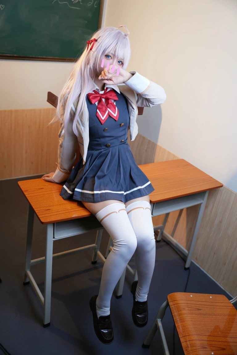 《不时以俄语轻声遮羞的邻座艾莉同学》｜喜欢爱理吗 · 30张写真