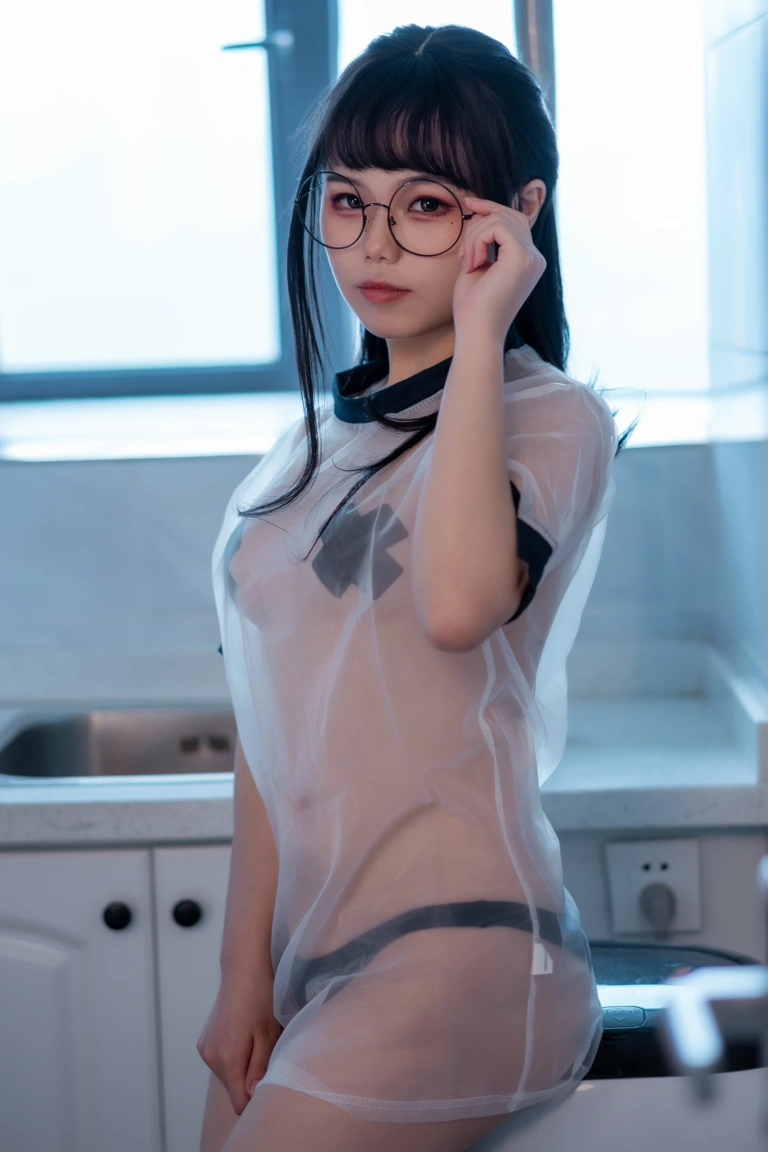《喝酸奶的眼镜娘》｜七月喵子 · 35张写真