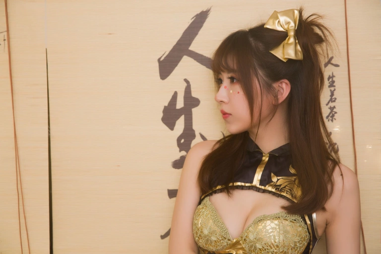 《金丝旗袍》｜小女巫露娜 · 28张写真