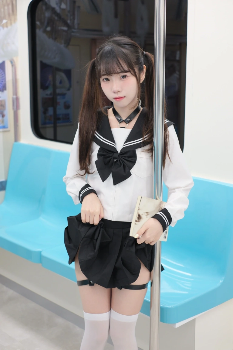 《電車上の女高中生》｜可可小白兔 · 70张写真