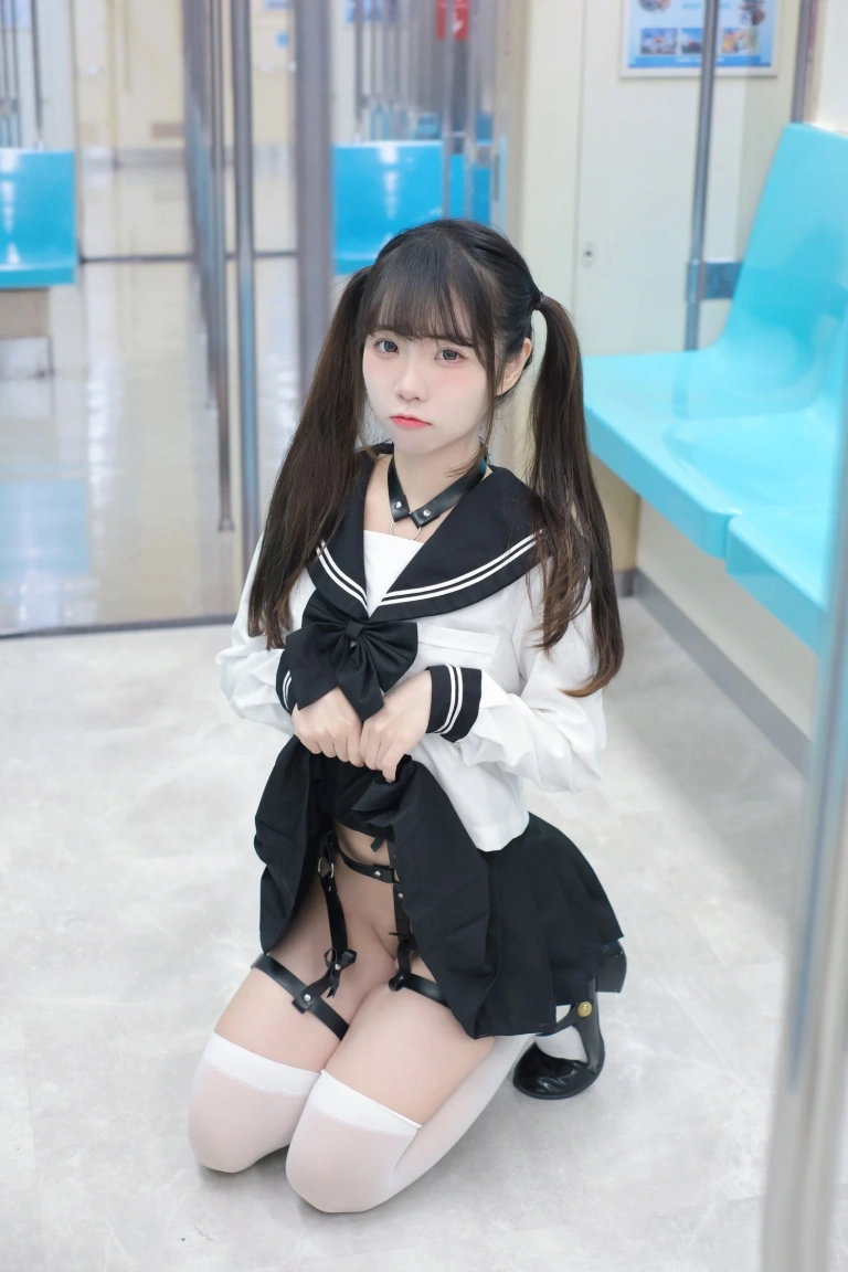 《電車上の女高中生》｜可可小白兔 · 70张写真