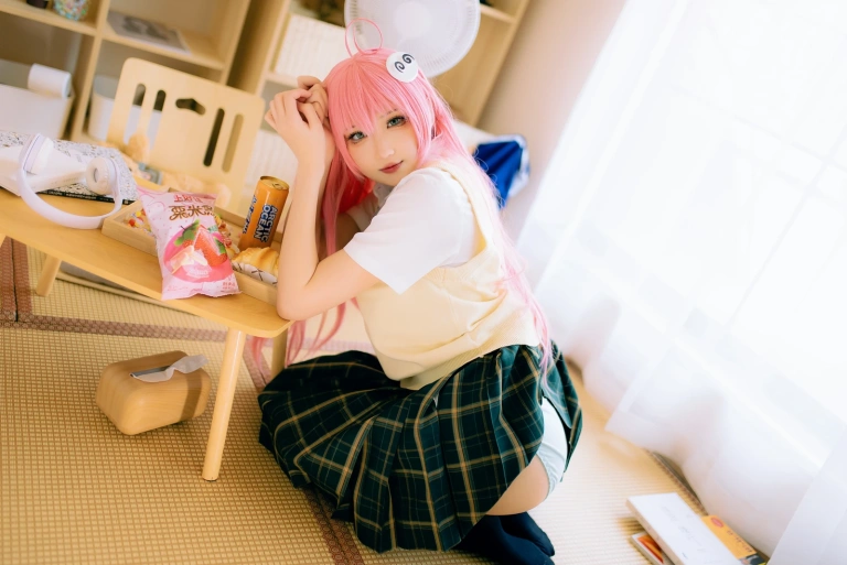 《校服》｜瓦斯塔亚小龙虾 · 17张写真