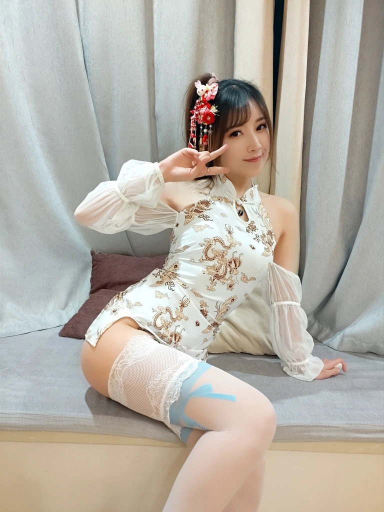 《白色蕾丝长筒》｜小女巫露娜 · 38张写真