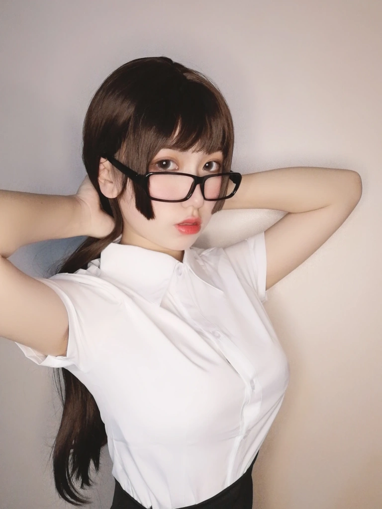 《醉酒小秘书》｜芋圆侑子 · 52张写真、3 个视频