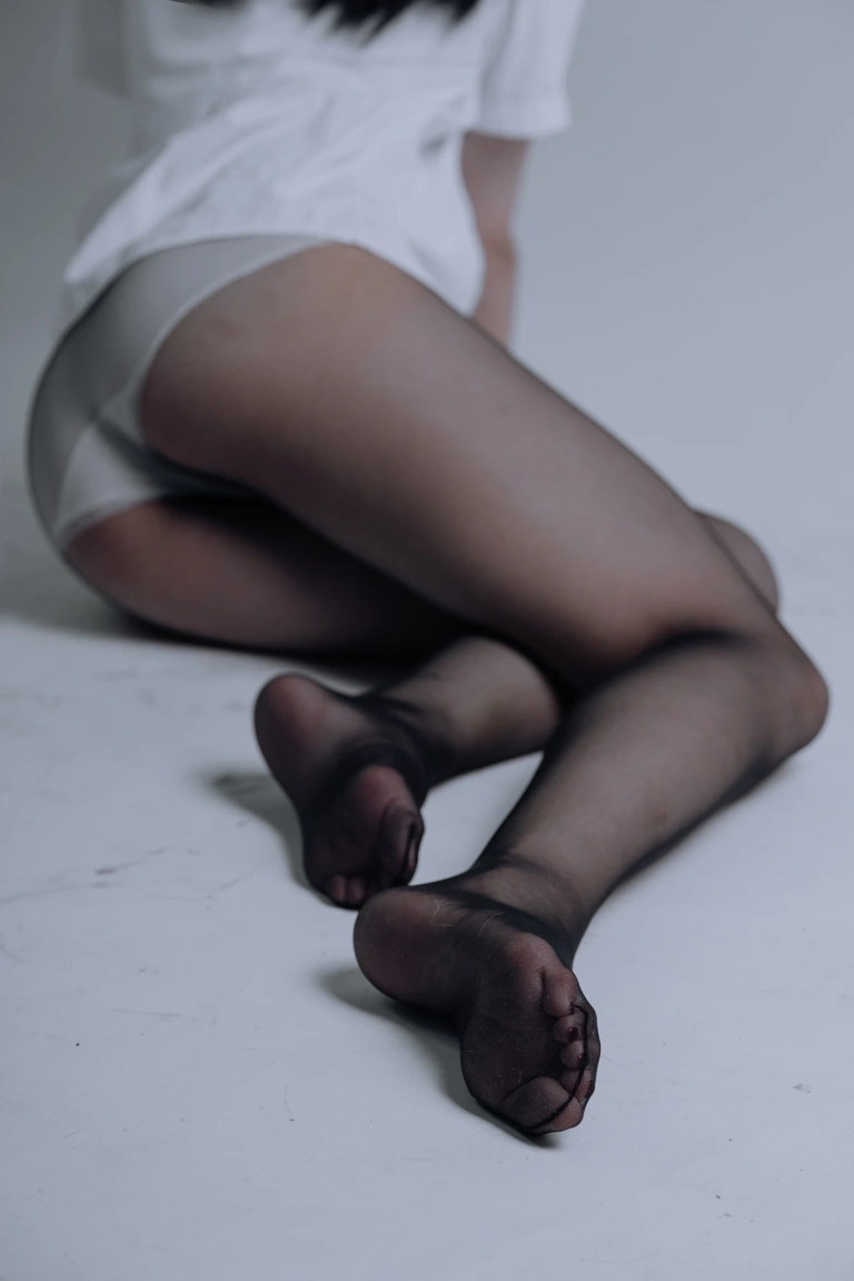 《黑丝jk》｜七月喵子 · 31张写真