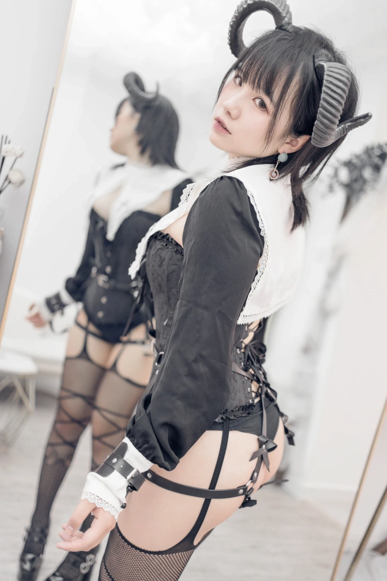 《束缚恶魔》｜阿半今天很开心 · 34张写真