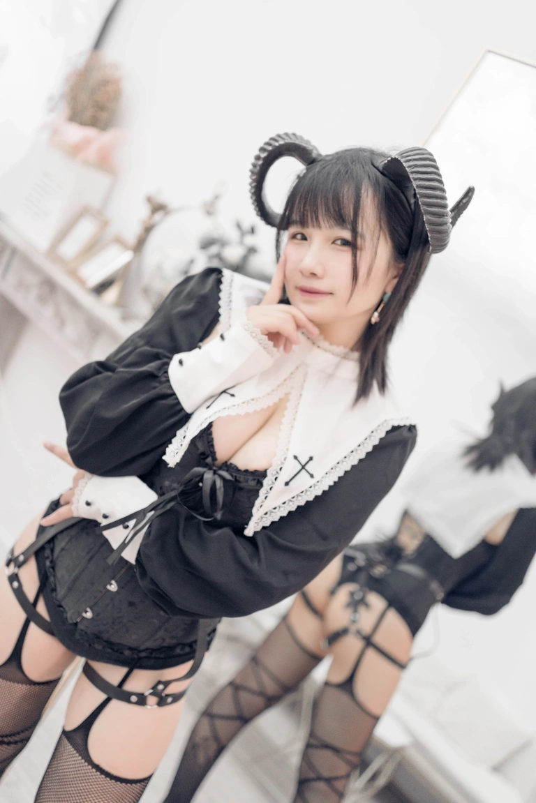 《束缚恶魔》｜阿半今天很开心 · 34张写真