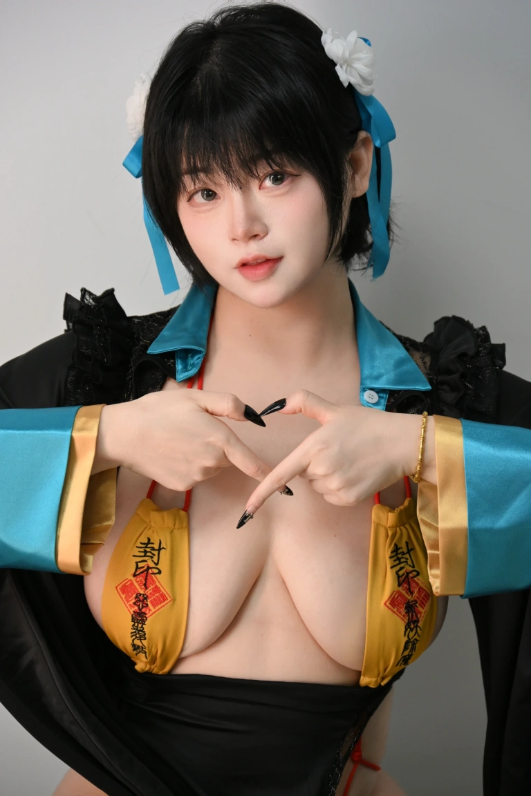 《毛毛帽 NO.011 – 僵尸服比基尼+阿努比斯黑狼+日常吊带造型》｜一只毛毛帽 · 80张写真
