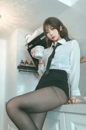 《OL额外时间》｜杏仁曲奇 · 61张写真