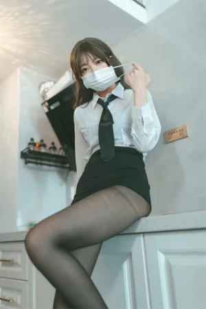 《OL额外时间》｜杏仁曲奇 · 61张写真