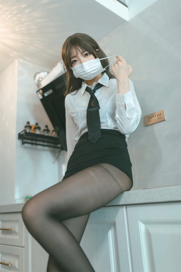 《OL额外时间》｜杏仁曲奇 · 61张写真