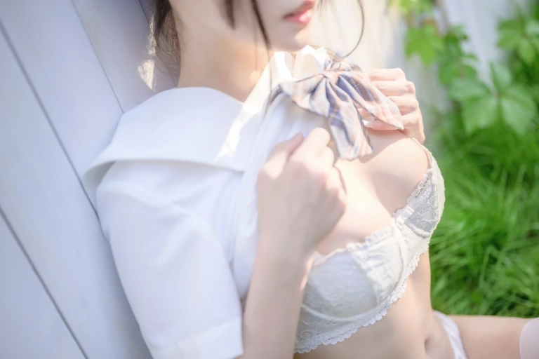 《阳光庭院制服》｜香草喵露露 · 50张写真