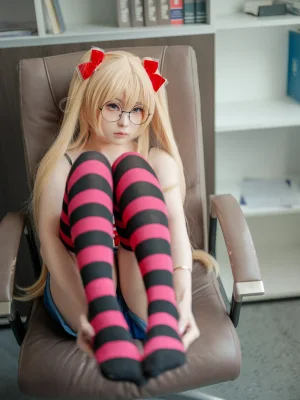 《鬼父 秋月爱莉》｜幼水铃衣 · 82张写真、1 个视频