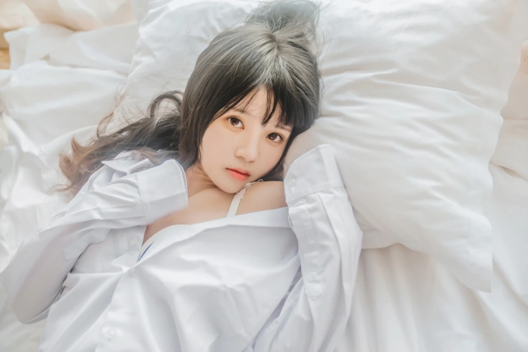 《白衬衫散发》｜桜桃喵 · 49张写真