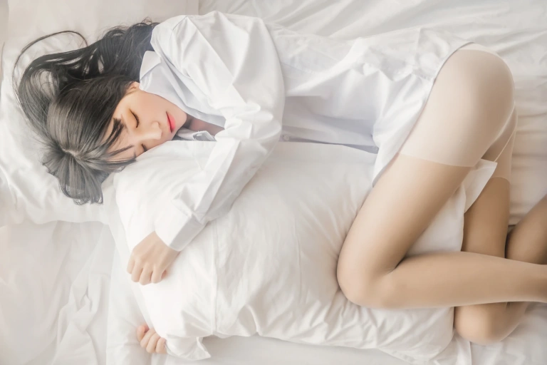 《白衬衫散发》｜桜桃喵 · 49张写真