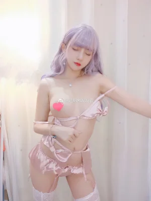 《粉色有动态图》｜过期米线线喵 · 22张写真