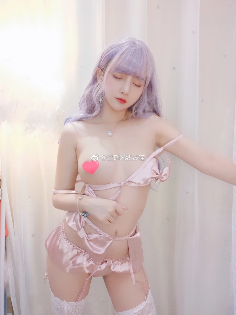 《粉色有动态图》｜过期米线线喵 · 22张写真