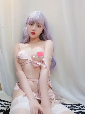 《粉色有动态图》｜过期米线线喵 · 22张写真
