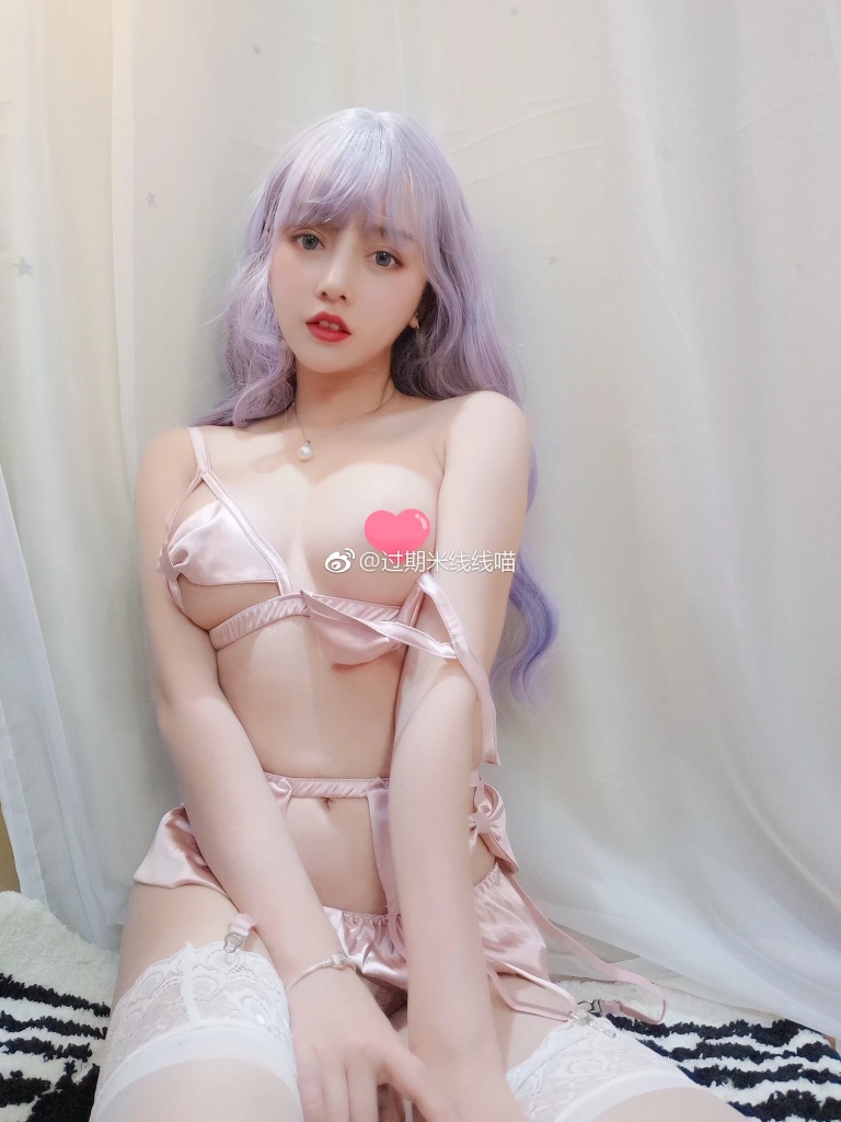 《粉色有动态图》｜过期米线线喵 · 22张写真